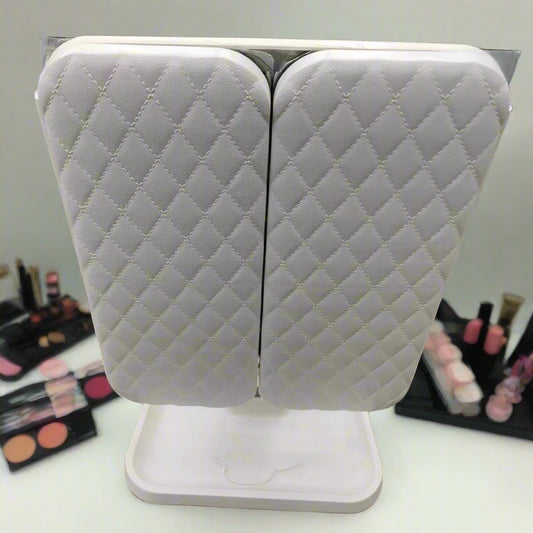 * Compact and Portable: This makeup mirror is designed for both vanity and travel. Its tri-fold structure ensures it fits easily into any bag. Perfect for those who value portability without compromising on functionality.

  * Adjustable Lighting: Equipped with adjustable lighting, this mirror offers flexibility for various lighting needs. Whether you're in a well-lit room or a dimly lit space, the lighting can be customized to suit your requirements.
