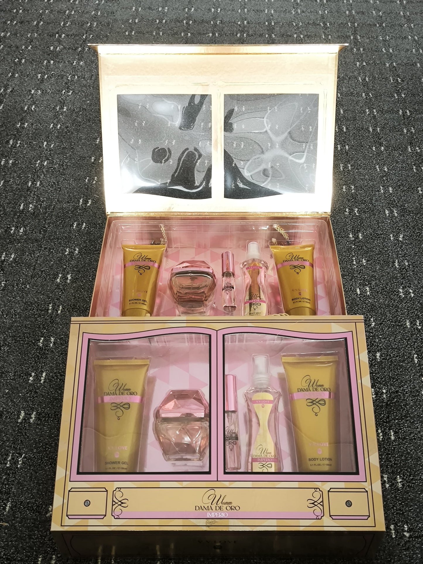 5 Pieces Women DAMA DE ORO Gift Set - Cosmetic set with skincare products in a golden box.